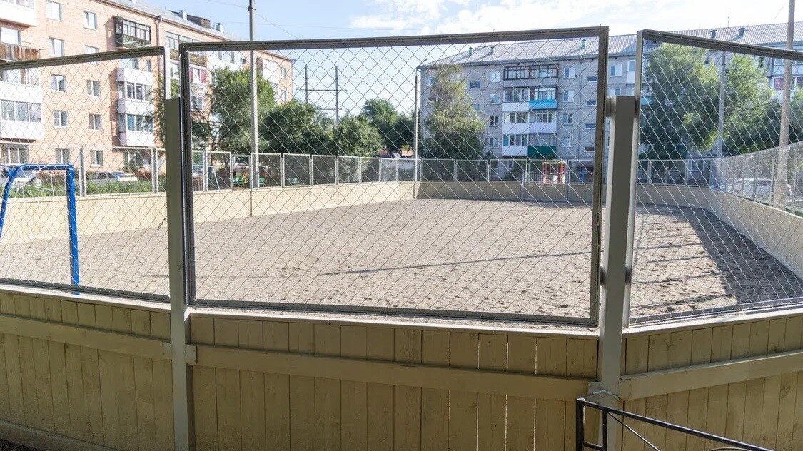     Волонтеры движения «Zа наших!» помогли починить спортивные площадки в Абакане.