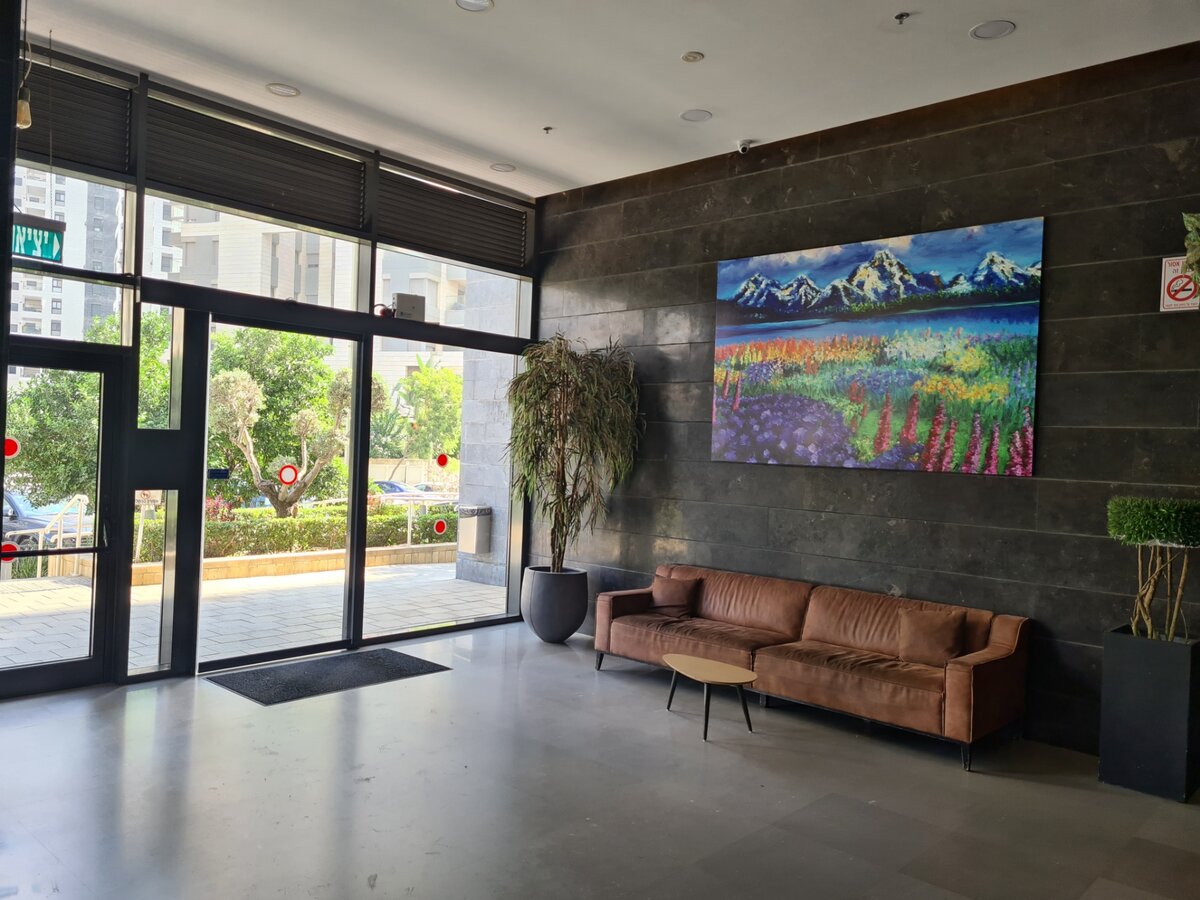 Снова лобби, вид наружу