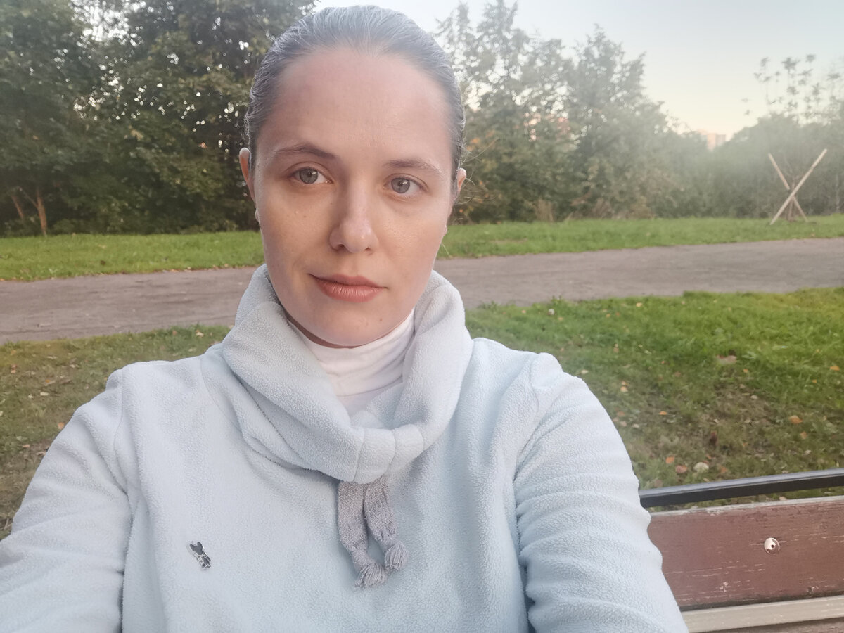 Вечером на прогулке. Сын бегает по площадке, дочка спит в коляске, я сижу на лавочке, всё хорошо