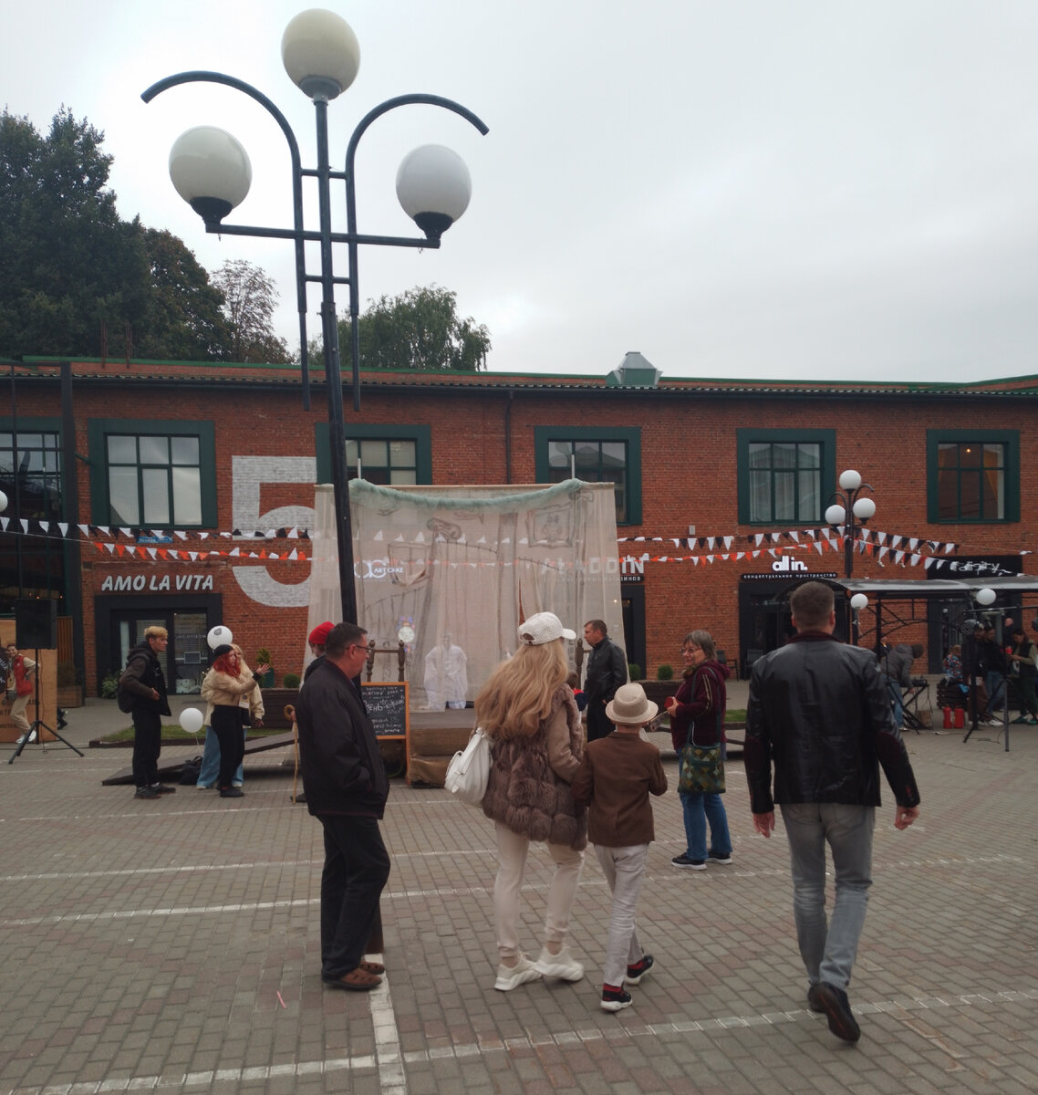 По уже сложившейся традиции, в Туле,  в дни города проходит "Театральный дворик".  В этом году- это уже XV Международный фестиваль уличных театров. 9/09/2023. 16:00.-20