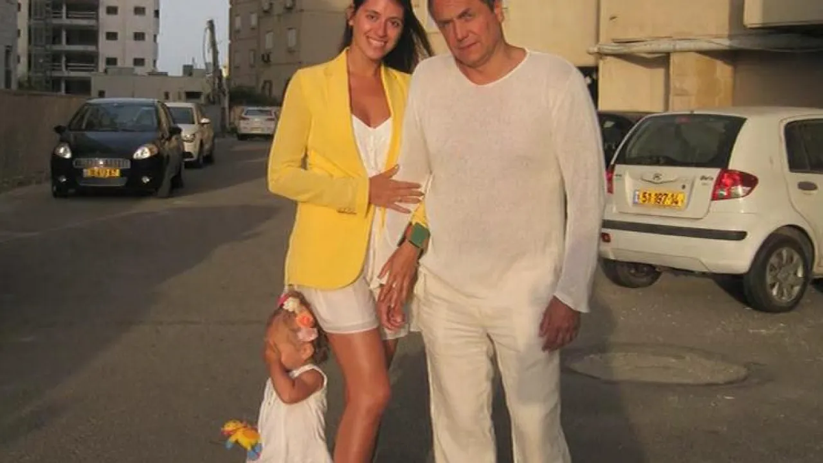 Андрей Соколов с женой и дочкой