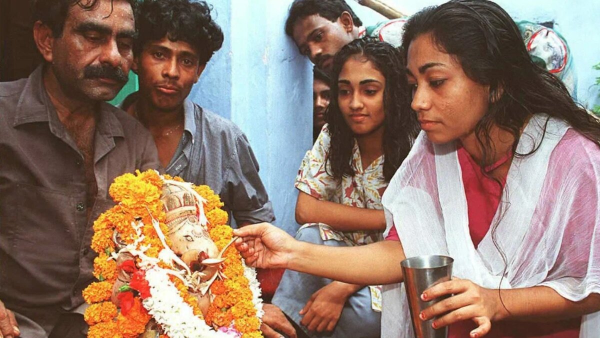 Девушка поит статую Ганеши молоком