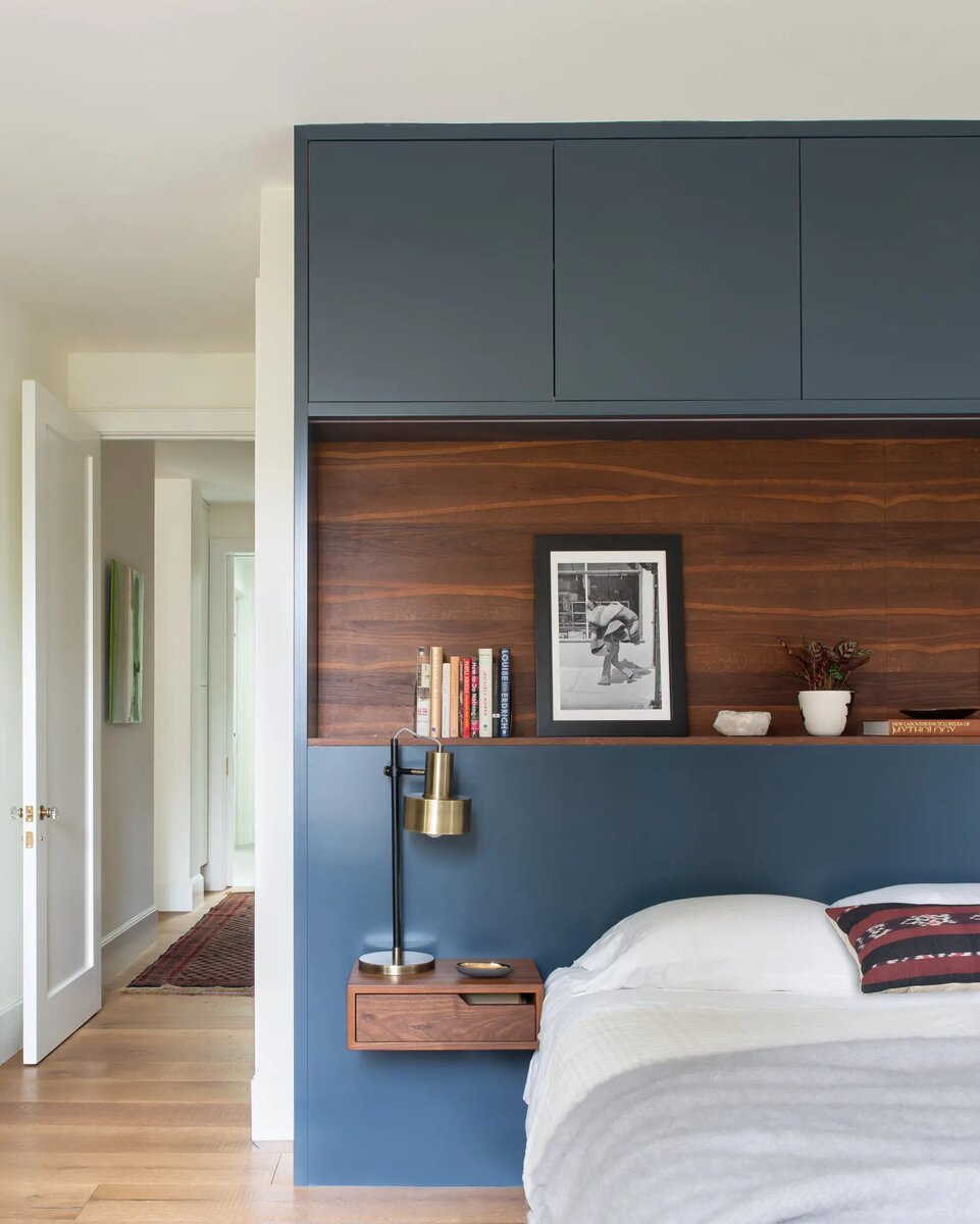 Риган Бейкер часто использует мебель на заказ для создания функциональных изголовий кроватей со встроенными прикроватными тумбочками и шкафчиками для хранения.