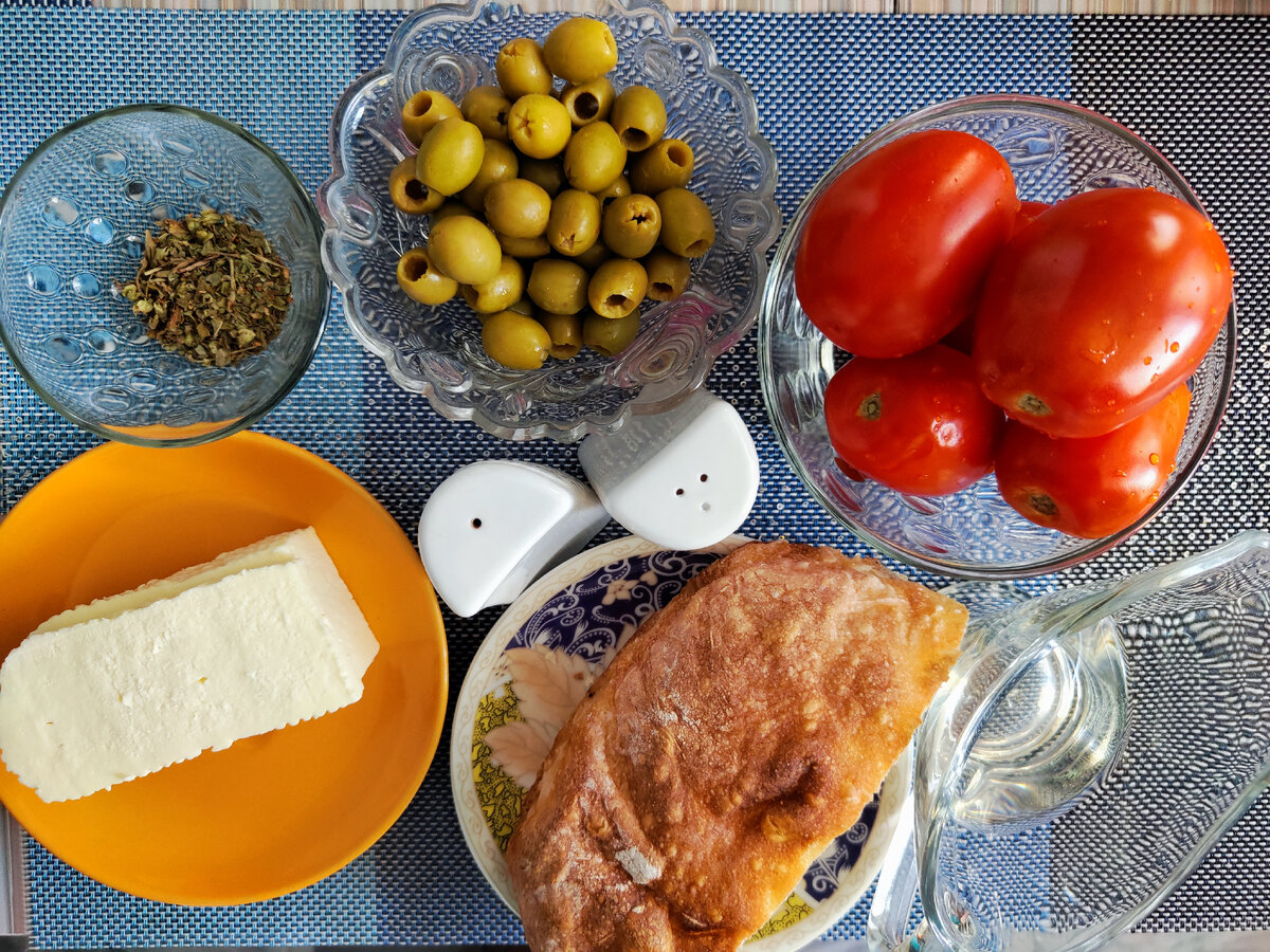 Салат из арбуза с брынзой и помидорами