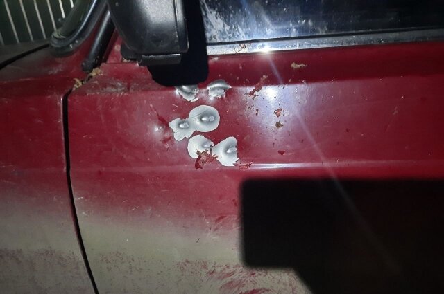    Следы выстрелов остались даже на машине. Фото: СУ СК России по Омской области