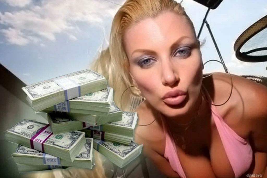 Красивое видео за деньги. Девушка с деньгами. Девушка с баблом. Богатая женщина с деньгами. Охотницы за деньгами.