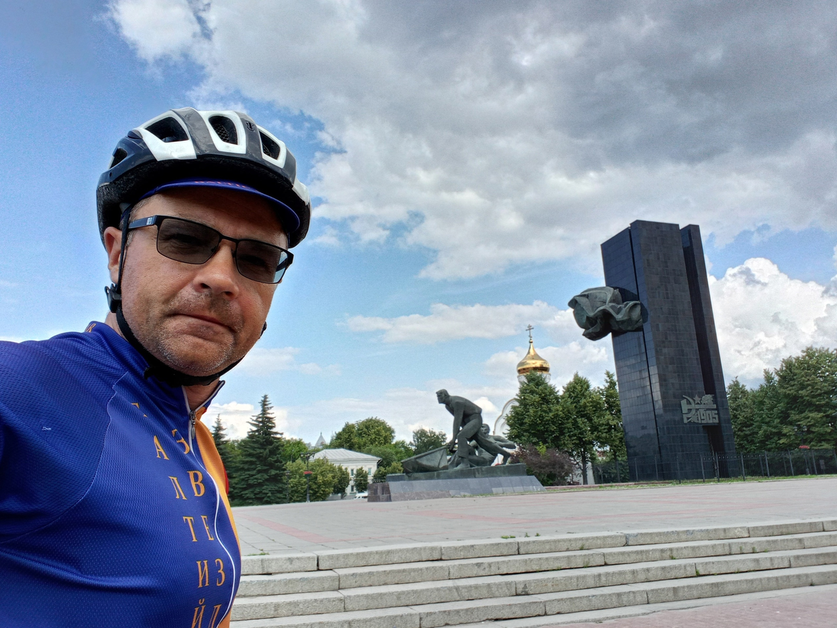 Золотая дремотная азия опочила. Купола старинных храмов. Есенин на московских изогнутых улицах стих. Решено без возврата есенин. Крест на куполе благовещенский храм в арзамасе.