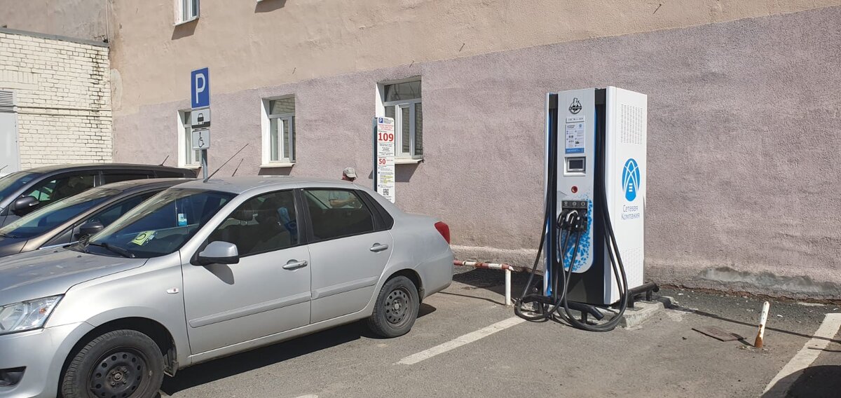 Такие зрядные станции для электрообилей устанавливают на парковках Казани 