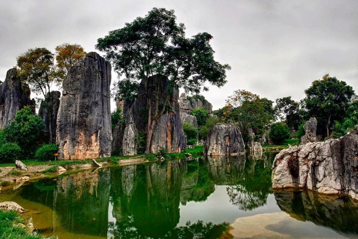 Озеро, сосны и камни... 