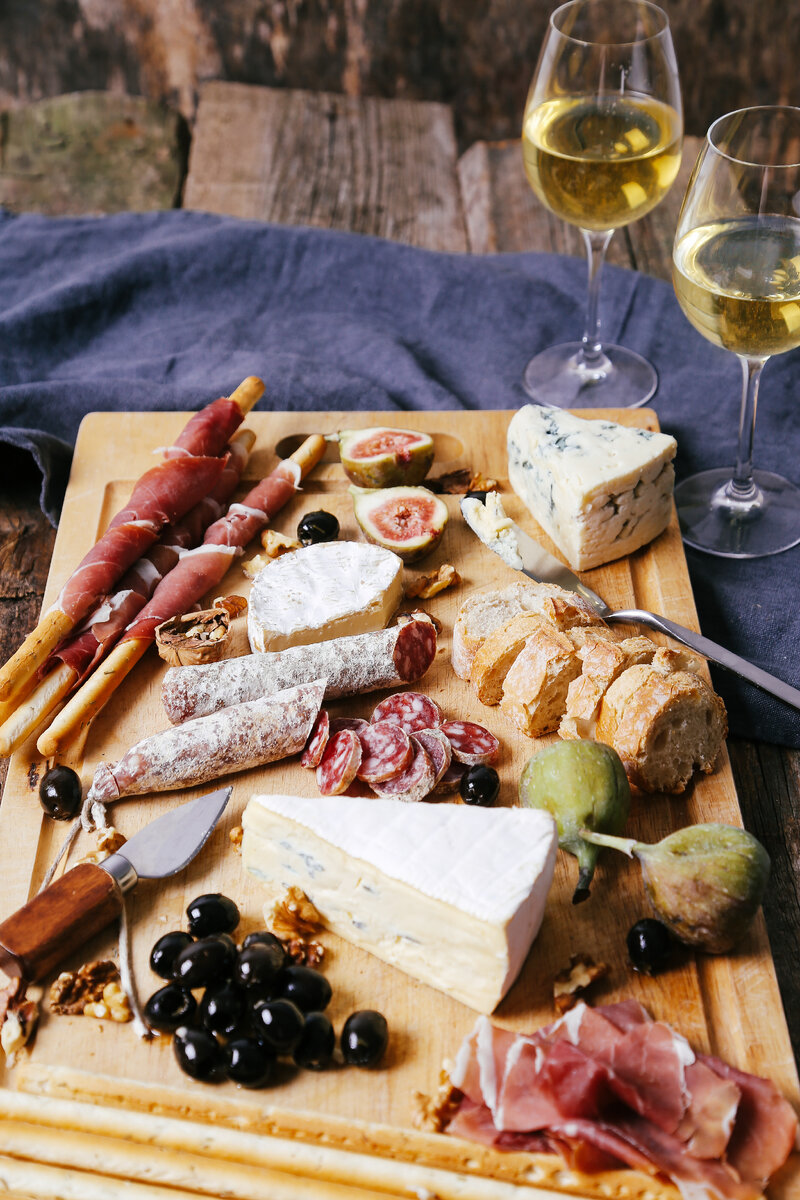 <a href="https://ru.freepik.com/free-photo/delicious-snacks-on-wooden-board_10323656.htm#query=%D0%A4%D1%80%D0%B0%D0%BD%D1%86%D0%B8%D1%8F%20%D0%B5%D0%B4%D0%B0&position=27&from_view=search&track=ais">Изображение от Racool_studio</a> на Freepik