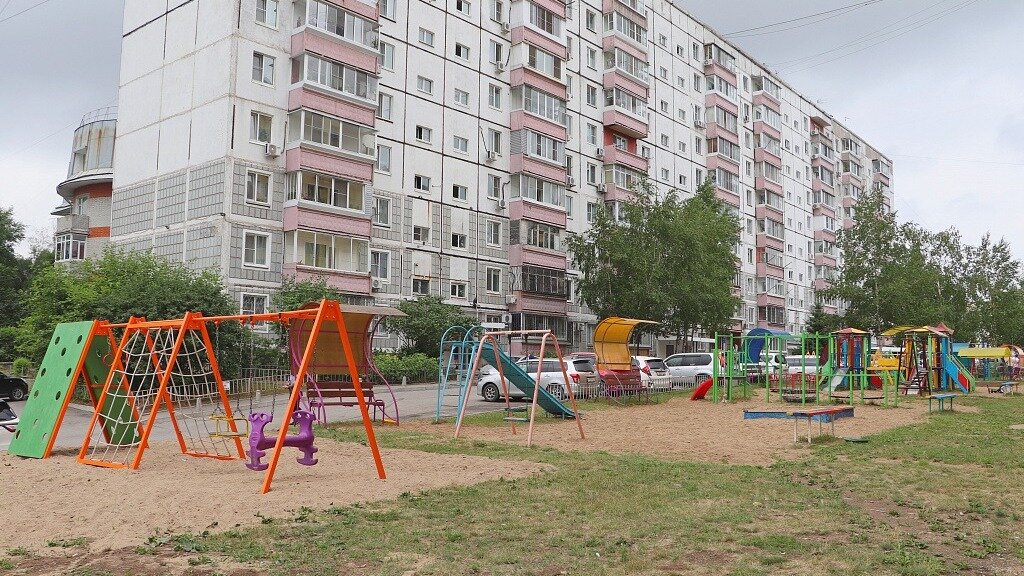     В течение рабочей поездки градоначальник посетил несколько локаций, где местные жители объединились в ТОСы и получили финансирование на обустройство своих придомовых территорий.