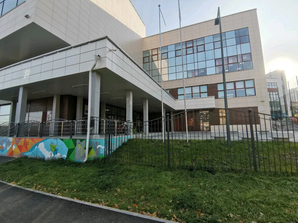 На фото школа № 1 г. Екатеринбург