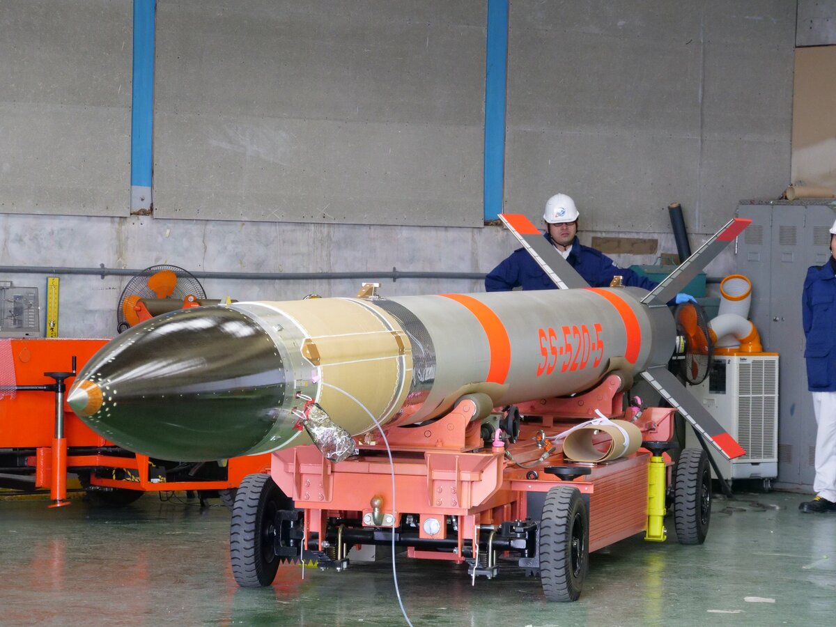 Подготовка ракеты SS-520.