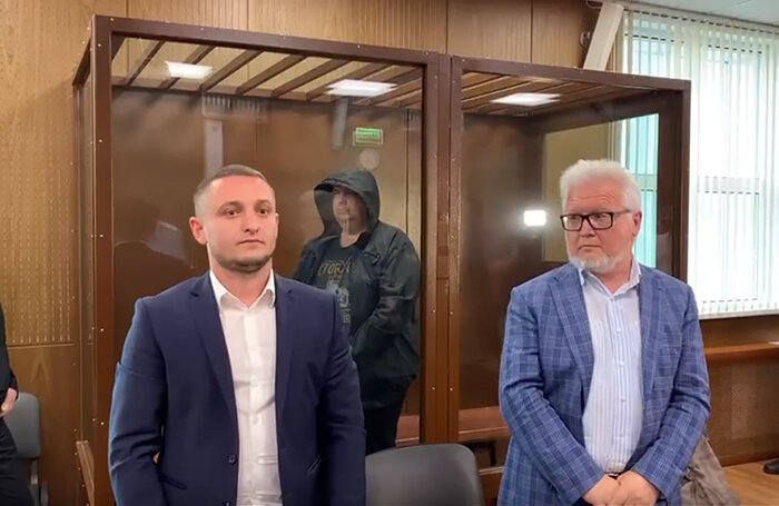    Денис Савинский (в центре).стоп-кадр из видео пресс-службы Тверского суда Москвы