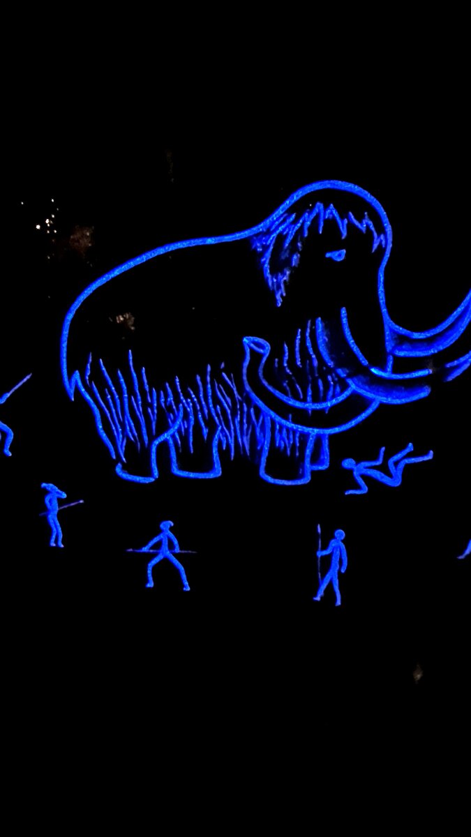 Вот такие там наскальные рисунки🤣