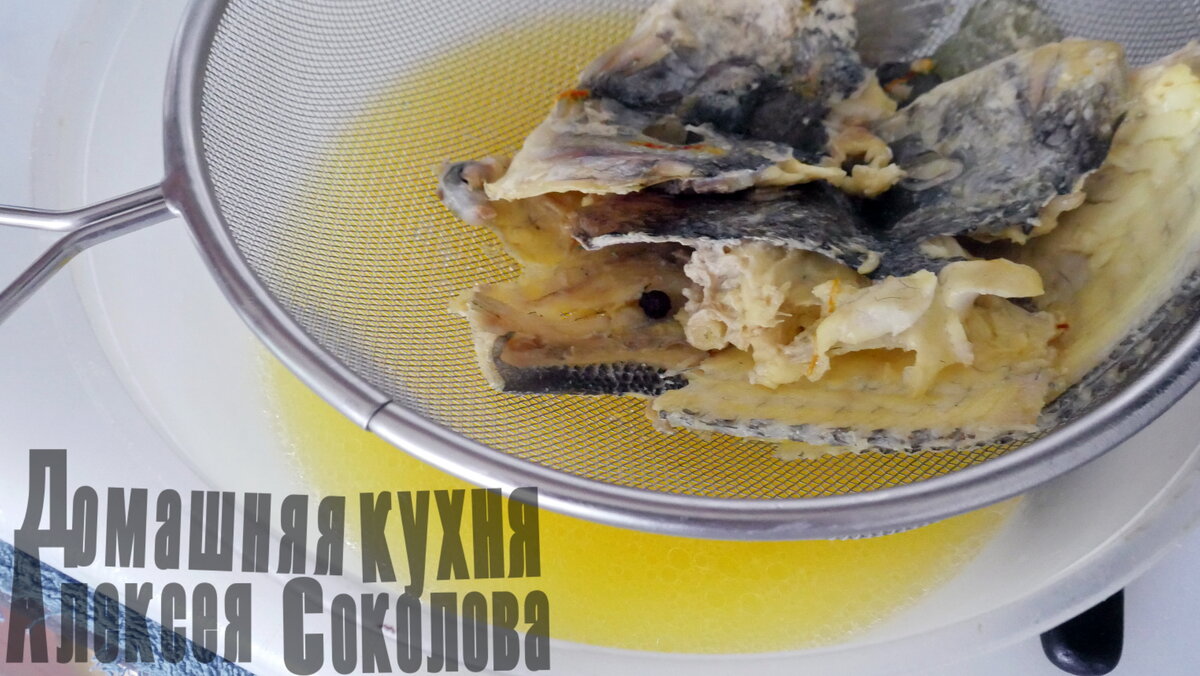 Приготовьте свой самый вкусный рыбный бульон из остатков рыб или наборов для ухи за 100-150 рублей.