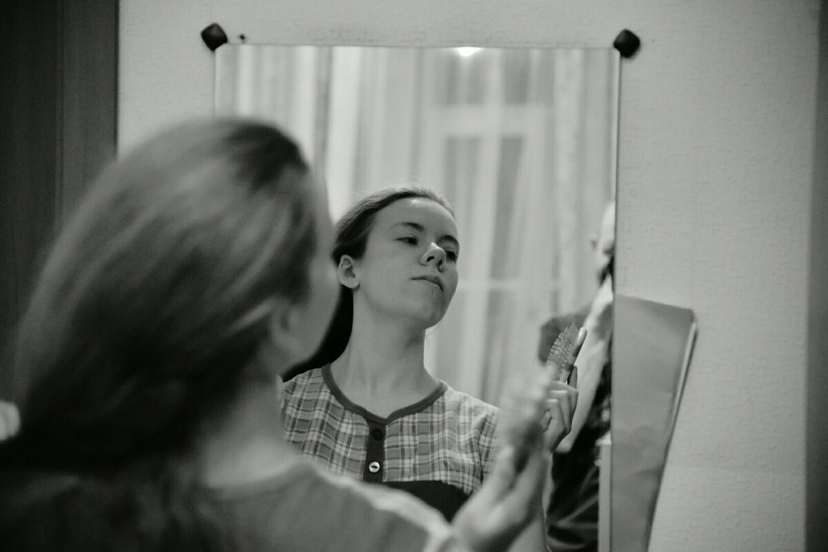 Человек в депрессии часто выглядит так же, как и без депрессии. На вид можно не понять.