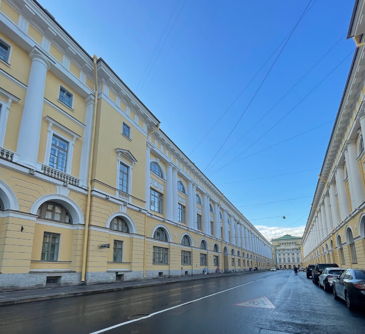 Долго охотилась за пустынной улицей Росси, но без машин так и не поймала