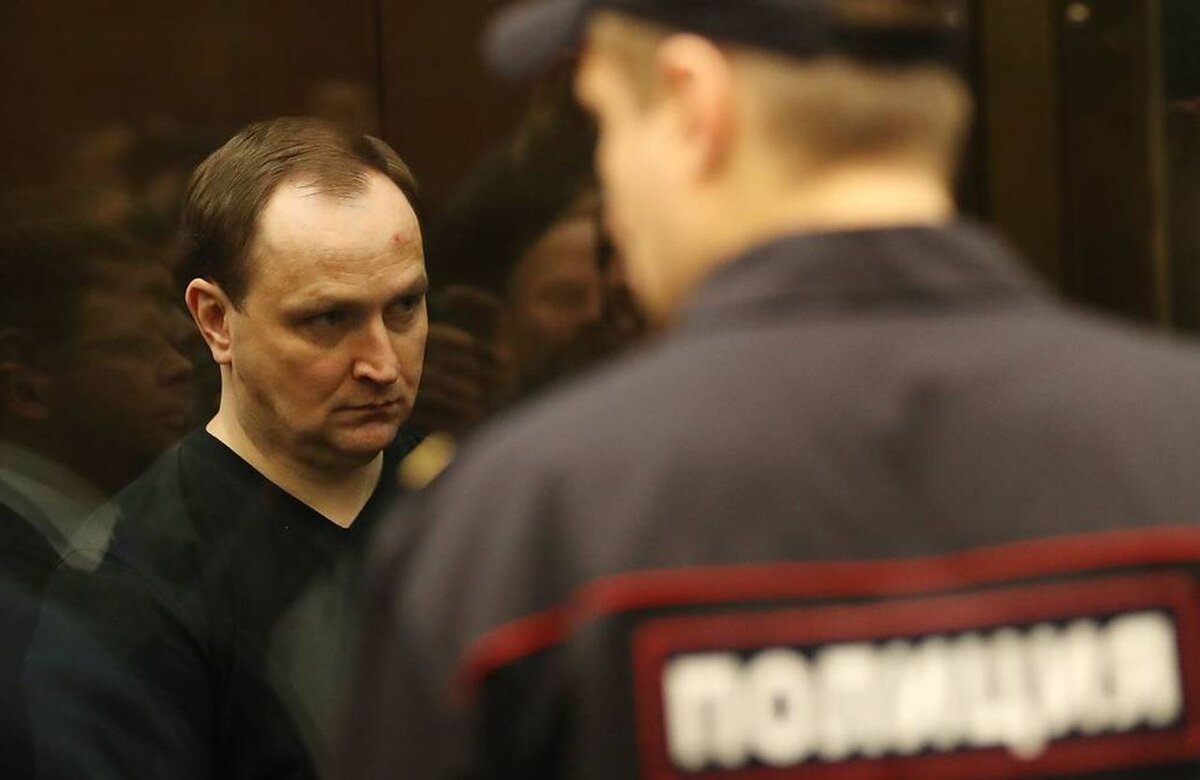 Бывший начальник Главного управления экономической безопасности и противодействия коррупции МВД России Денис Сугробов (в центре). Фото: Сергей Савостьянов / ТАСС

