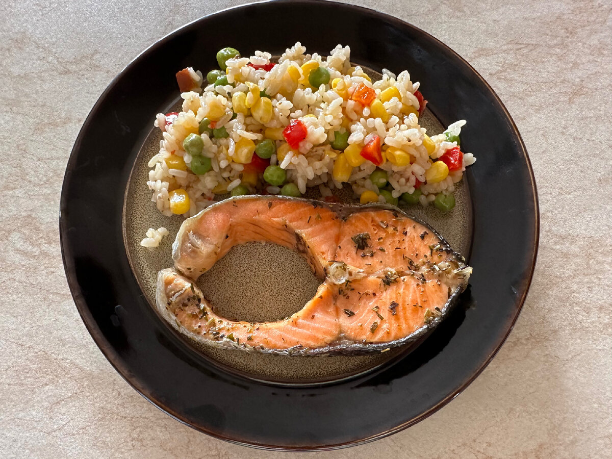 Форель с рисом и овощами