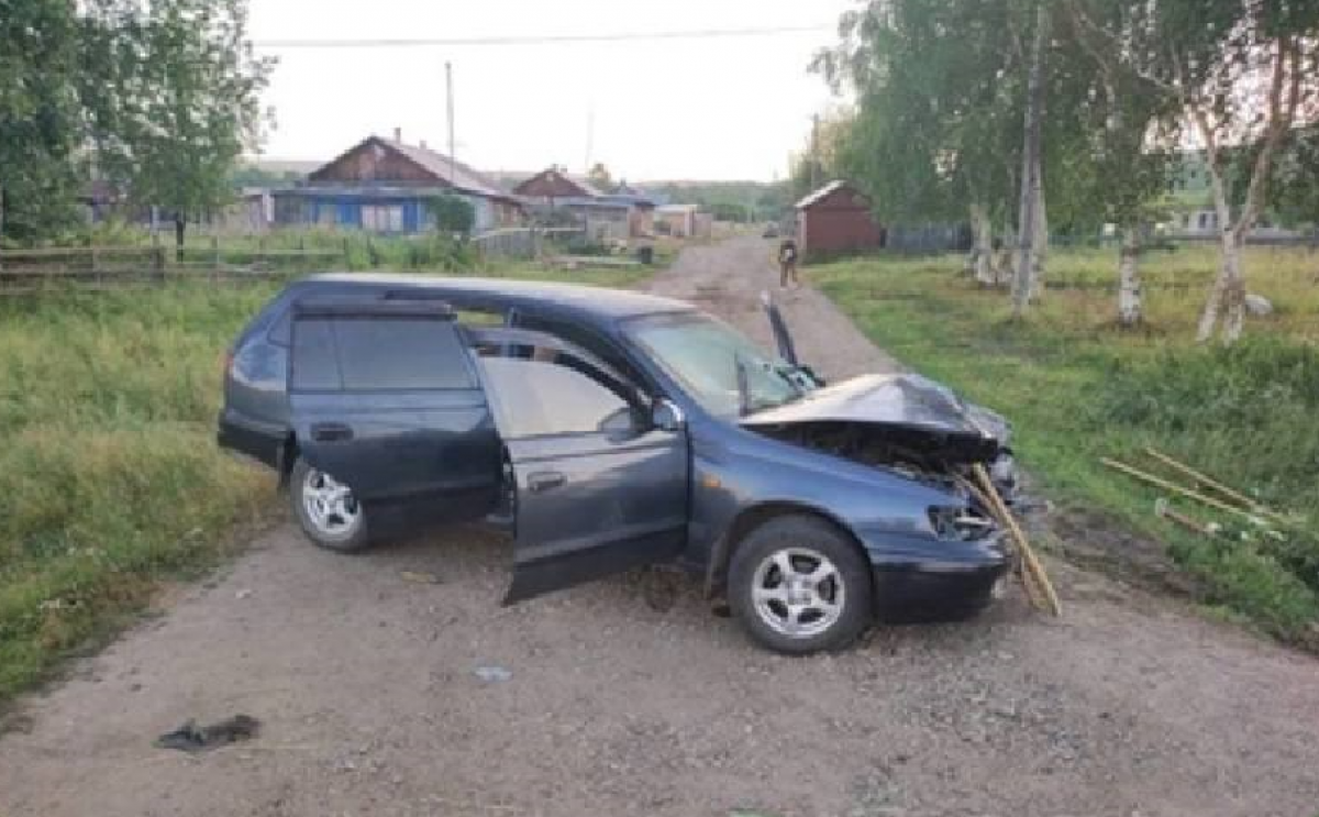    В Хабаровском крае двое пострадали при столкновении иномарки с забором