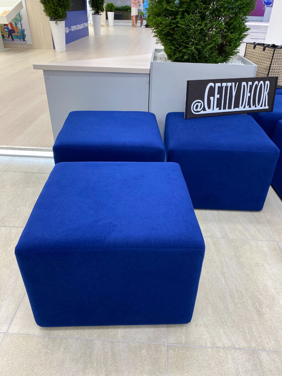Изготовили пуфы для Всероссийского форума «Развитие малых городов и исторических поселений» и встречи с участниками образовательной программы «Архитекторы.рф» на площадке кампуса Дальневосточного федерального университета. Яркие насыщенно синего цвета прекрасно вписались в стилистику мероприятия.