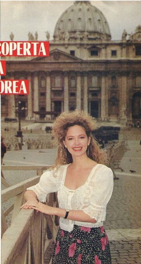 Андреа Дель Бока позирует для «Tele Bolero» — как самая обычная туристка — перед Собором Святого Петра. Актриса остановилась в Италии на две недели, — в основном, в Риме, но также посетила и Милан. © Фотограф: Maurizio D’Avanzo.