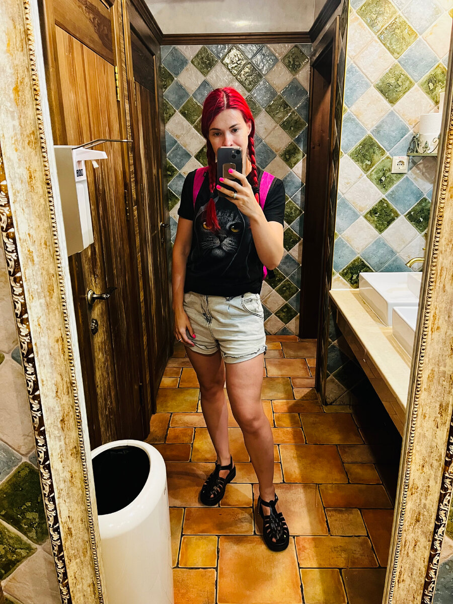 Что хочу, то и размещаю. Вот фото автора из уборной, например 😊