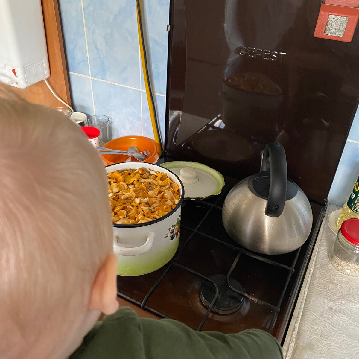 Просто привариваю,чтобы места меньше занимали. И в морозилку.