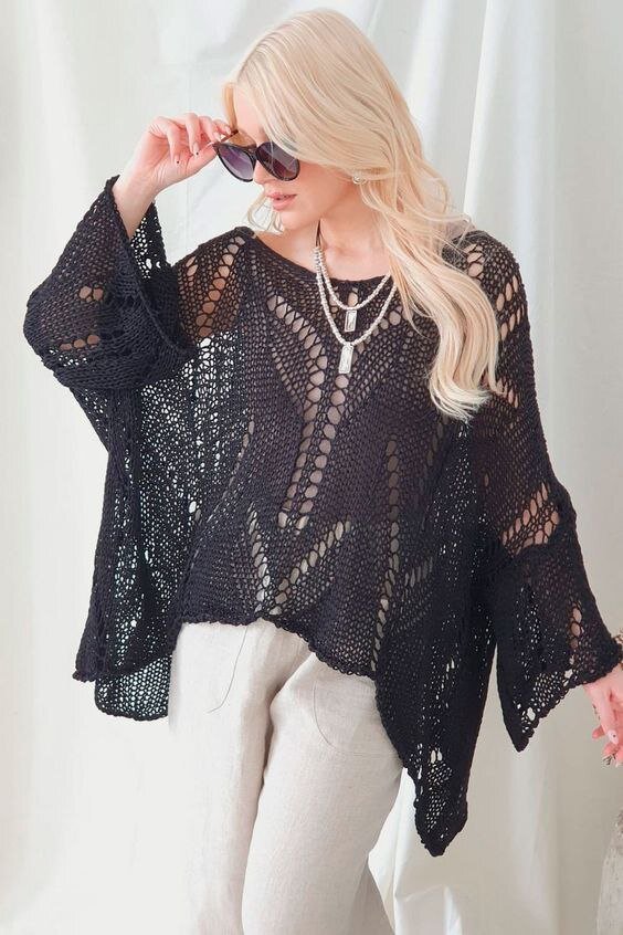 Очень стильно эта модель смотрится как в светлом цвете, так и в темном. Конечно носить предополагается с топом. Связан такой джемпер супер свободного кроя, со спущенными рукавами.

Узор разбирала долго, думаю это того стоит и он многим пригодится.

Вязать лучше из летнего состава пряжи, спицы примерно 5-6мм, а значит свяжется осень быстро.

Красиво будет смотреться эта модель с брюками.