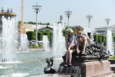    Девочки-подростки у фонтана на ВДНХ ©Пелагия Тихонова РИАМО