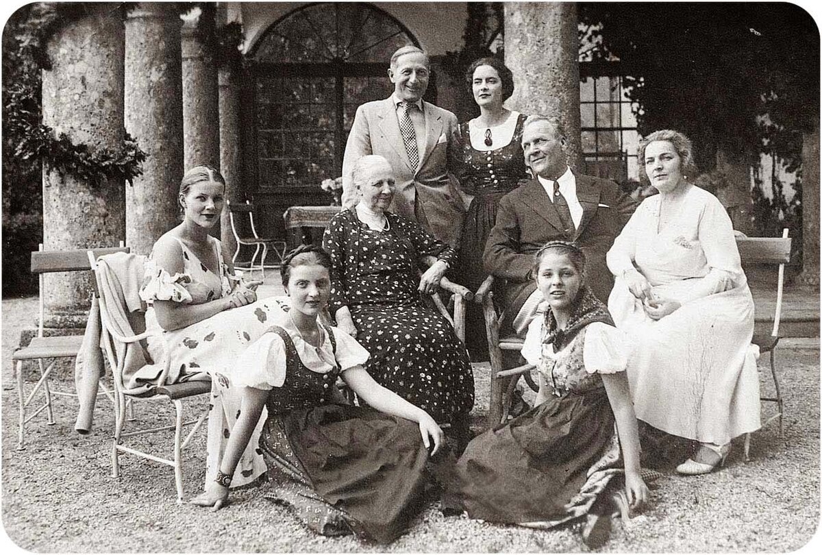 1934 год. Впереди сидят младшие дочери Шаляпина - Марфа, Марина и Дассия. Рядом с Федором Ивановичем - его жена Мария.