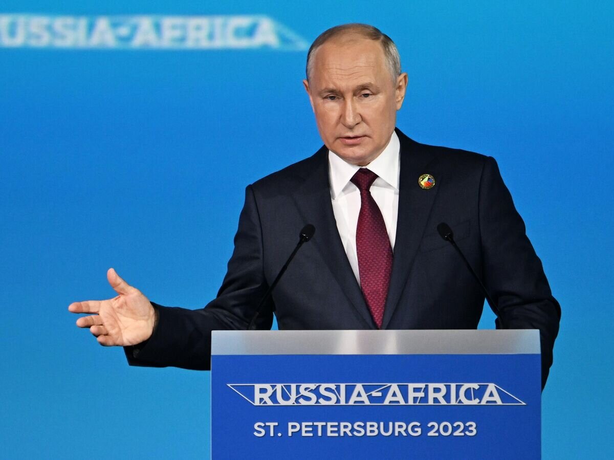    Президент РФ Владимир Путин выступает на пленарном заседании II Cаммита и форума "Россия - Африка" © РИА Новости / Павел Бедняков