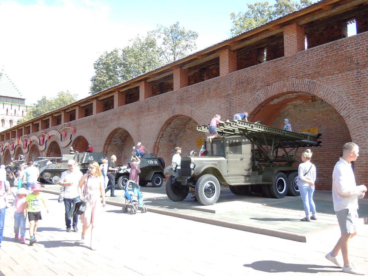 Продолжим экскурсию по кремлю. Это взгляд через стройку фуникулёра на участок с Часовой башней.-12