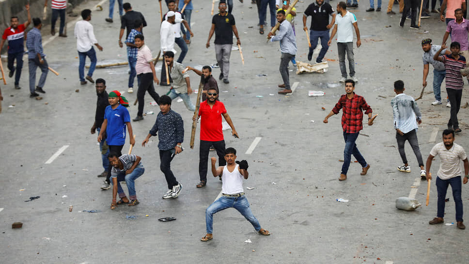 Фото: Mohammad Ponir Hossain / Reuters📷Протесты в Дакке