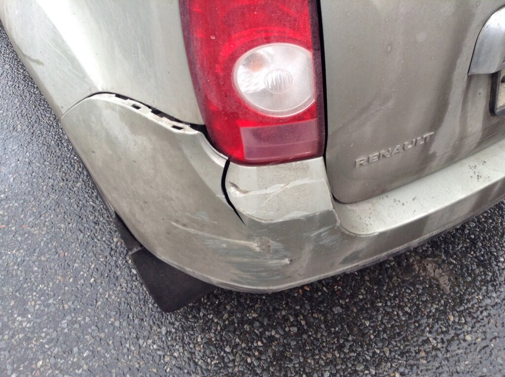 Под Тверью в п. Заволжский мужчина оторвал у чужого «Рено» бампер и зеркало