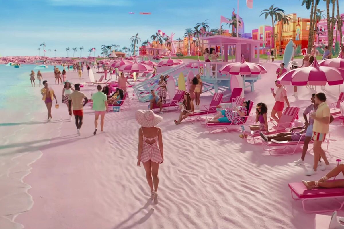 Первая половина фильма - это то, что мы представляли, когда играли в Барби в детстве. Всё такое милое, розовое и игрушечное.