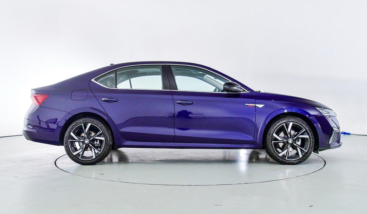     Благодаря растянутой базе задним пассажирам автомобиля стало просторнее