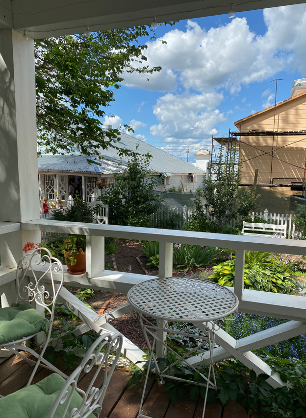 Здесь разбит уютный садик - прекрасное место для воодушевления и для фото. Рядом восстанавливается целый усадебный комплекс, где будут проходить тематические экскурсии на несколько дней " с погружением" в быт и окружение начала XX века