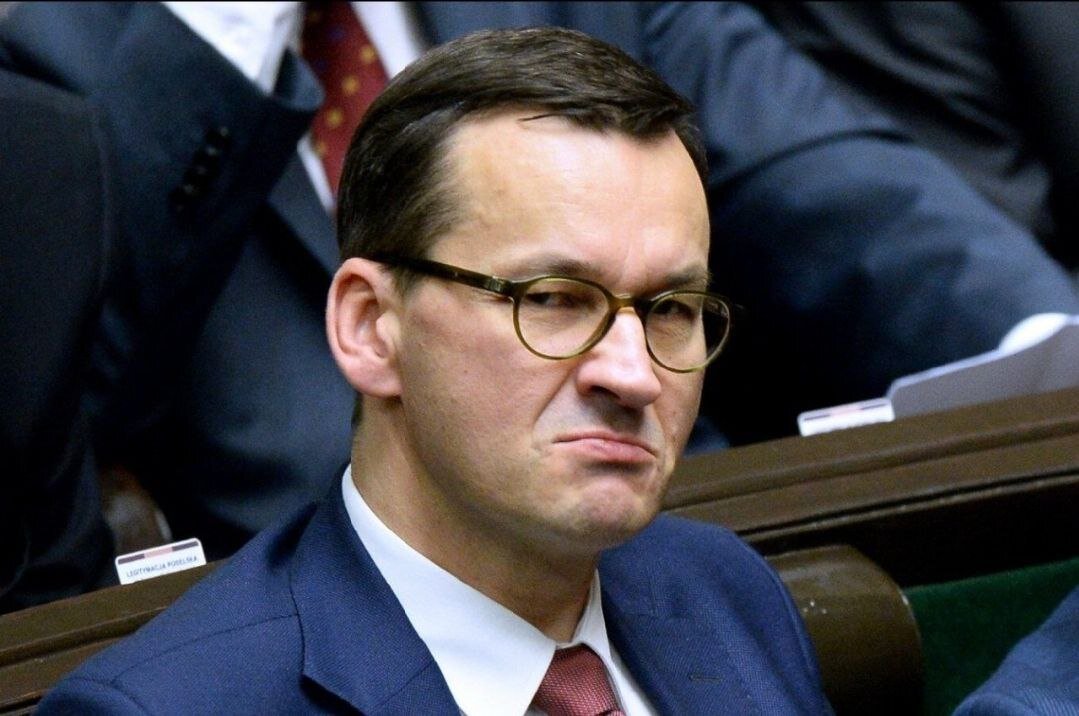 Подозревает что-то?