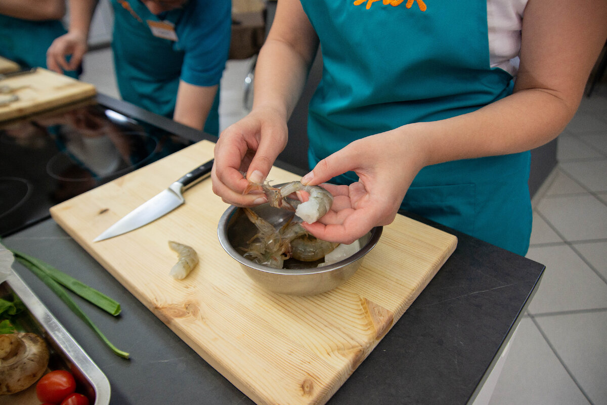 чистим креветки 