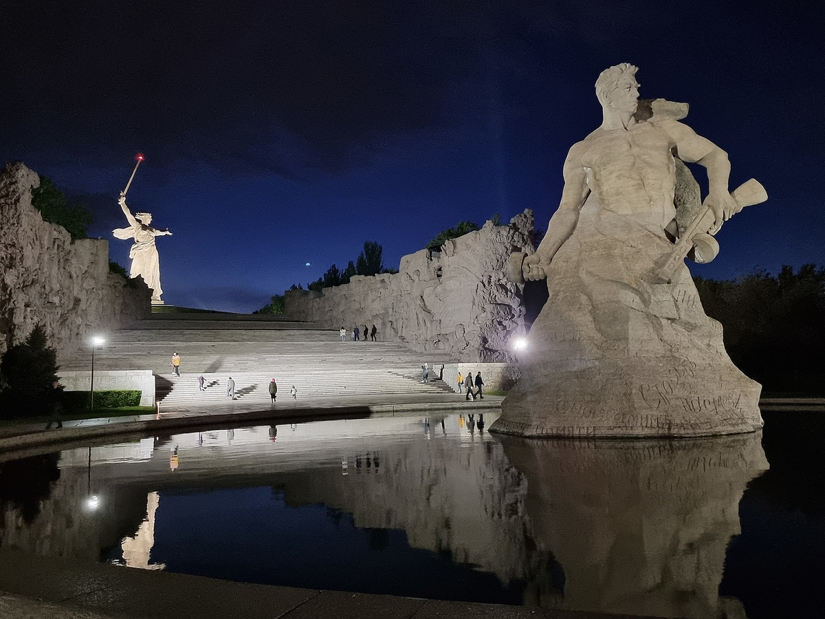 Сталинград волгоград фото. Мамаев Курган. Мамаев Курган ночью. Авиамаяки Мамаев Курган ночью. Волгоград туризм.