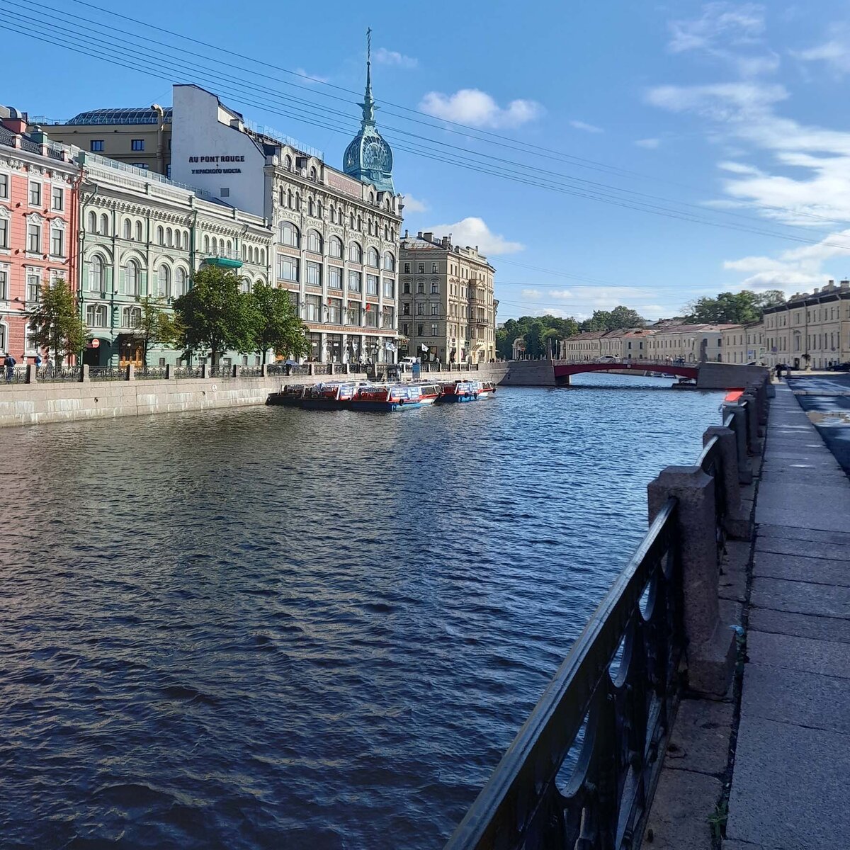 30 июля 2023 года. Вышли из отеля, первое что бросилось в глаза - на Мойке ни кораблика, на улице - ни машины, и абсолютно не характерная для Питера тишина. 