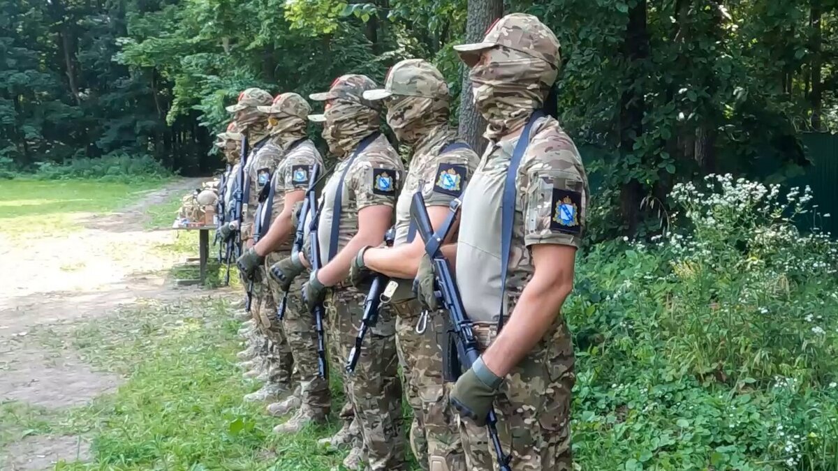     Вслед за Белгородской областью, отряды добровольцев народной дружины Курской области начали получать боевое оружие. Об этом сообщил курский губернатор Роман Старовойт, записавший видео на одной из тренировочных площадок региона.
