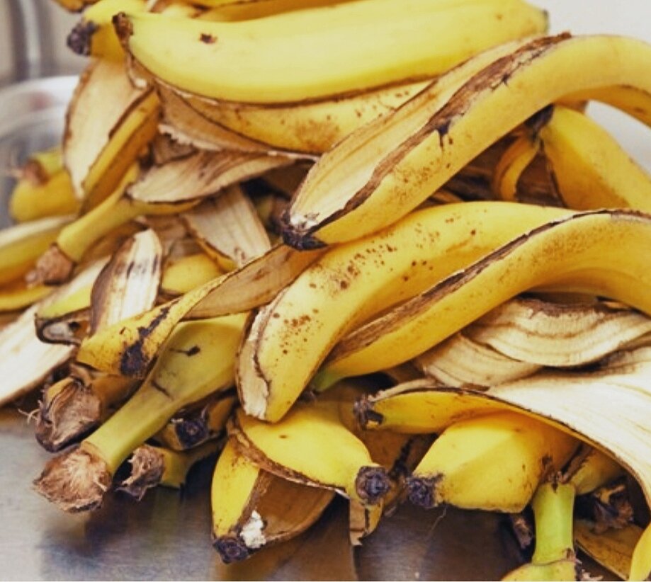 Ел кожуру бананов. Калия в кожуре банана. Черная кожура банана. Вес одного банана с кожурой. Сколько в банане микрозивертов.
