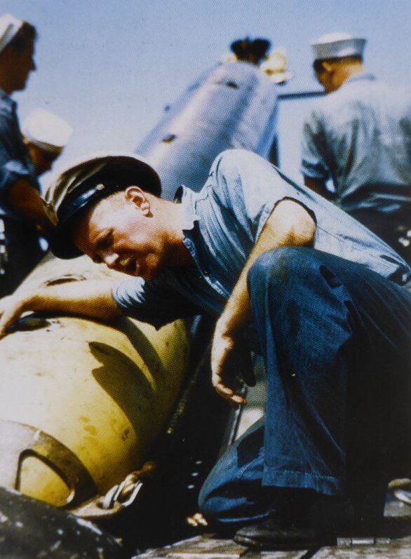 Загрузка торпеды. Тихоокеанский флот США. Фото из открытых источников.