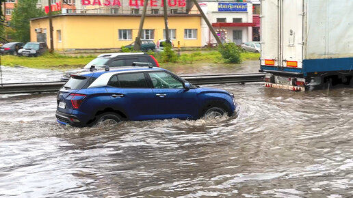 Попадали ли вы в такую ситуацию? Дорога под водой, но надо ехать