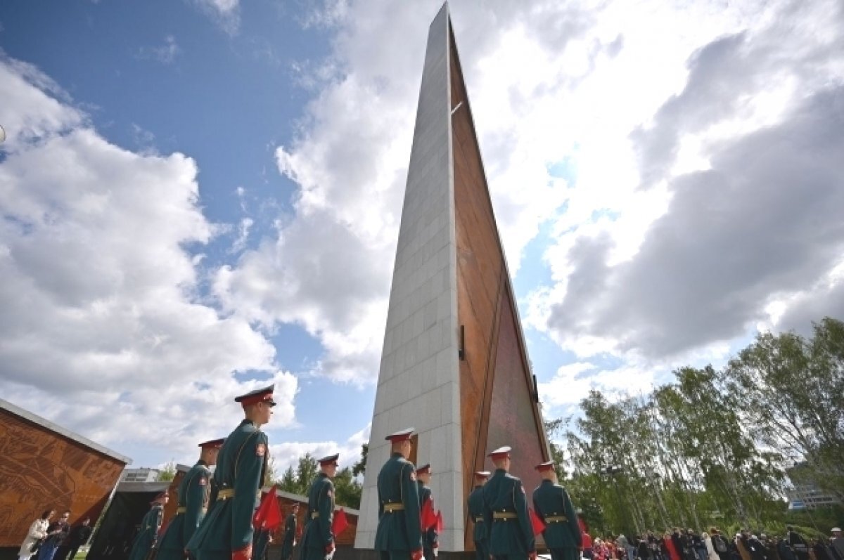    «Достойны все».