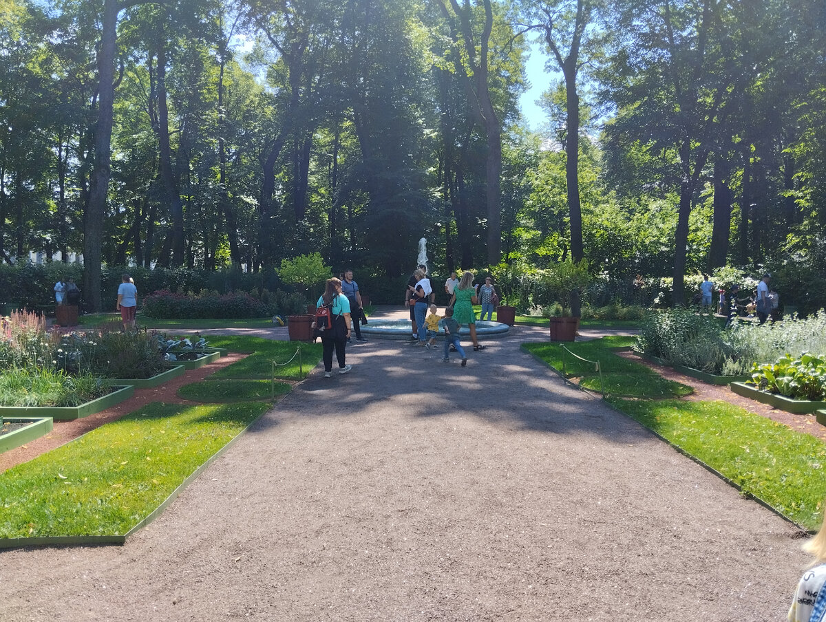 В центре - небольшой фонтан, дорожки - крестом