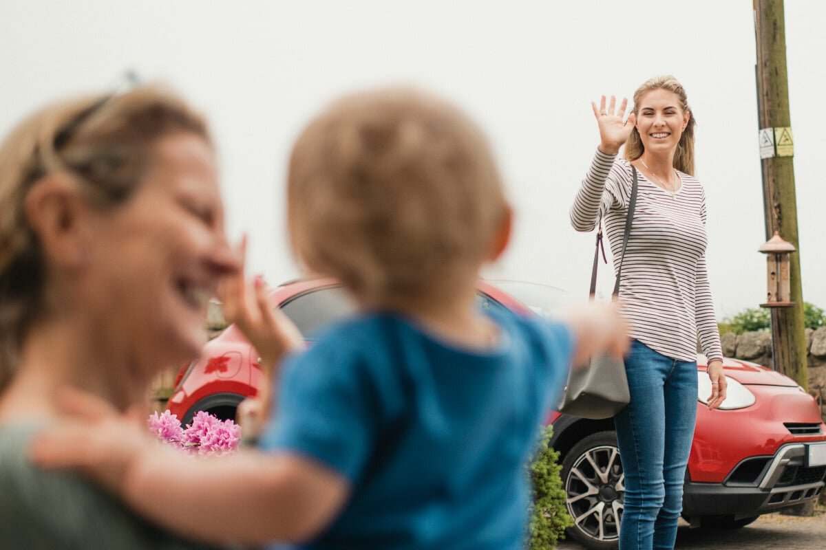 Оксана фандера огни притона. Мужчина меняет подгузник. Присматривать за детьми. Нянечка с детьми. Няни изменяет.